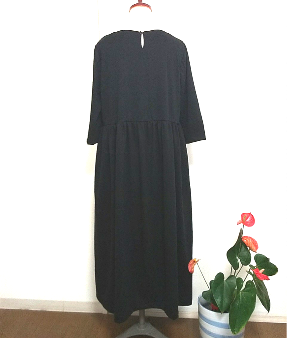 再販  黒のワンピース          フォーマルにも！