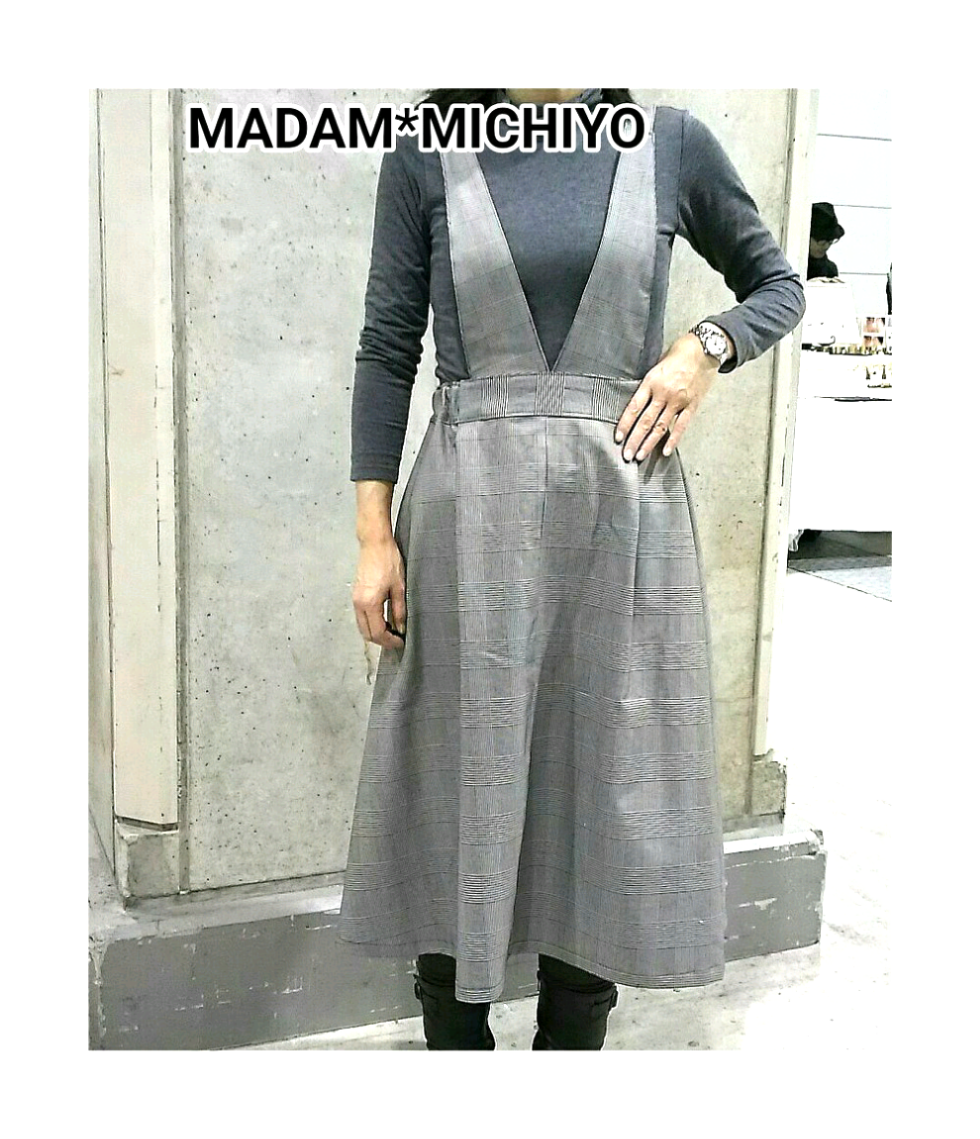 チェックのサスペンダー付きスカート  オフ白地に黒のグレンチェック