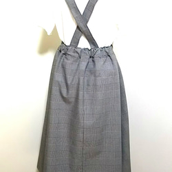 チェックのサスペンダー付きスカート  オフ白地に黒のグレンチェック 3枚目の画像