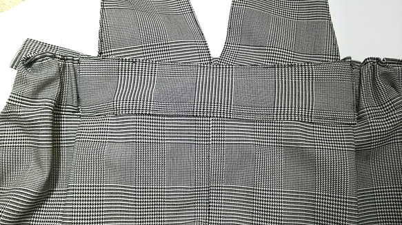 チェックのサスペンダー付きスカート  オフ白地に黒のグレンチェック 4枚目の画像