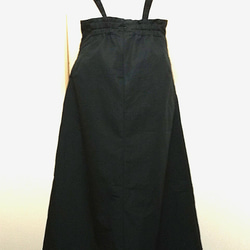 再販黒のサスペンダー付きロングスカート  ポリエステル素材 ハイウエスト 2枚目の画像