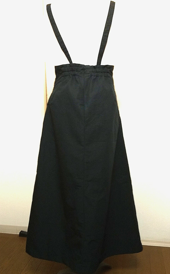 再販黒のサスペンダー付きロングスカート  ポリエステル素材 ハイウエスト 2枚目の画像