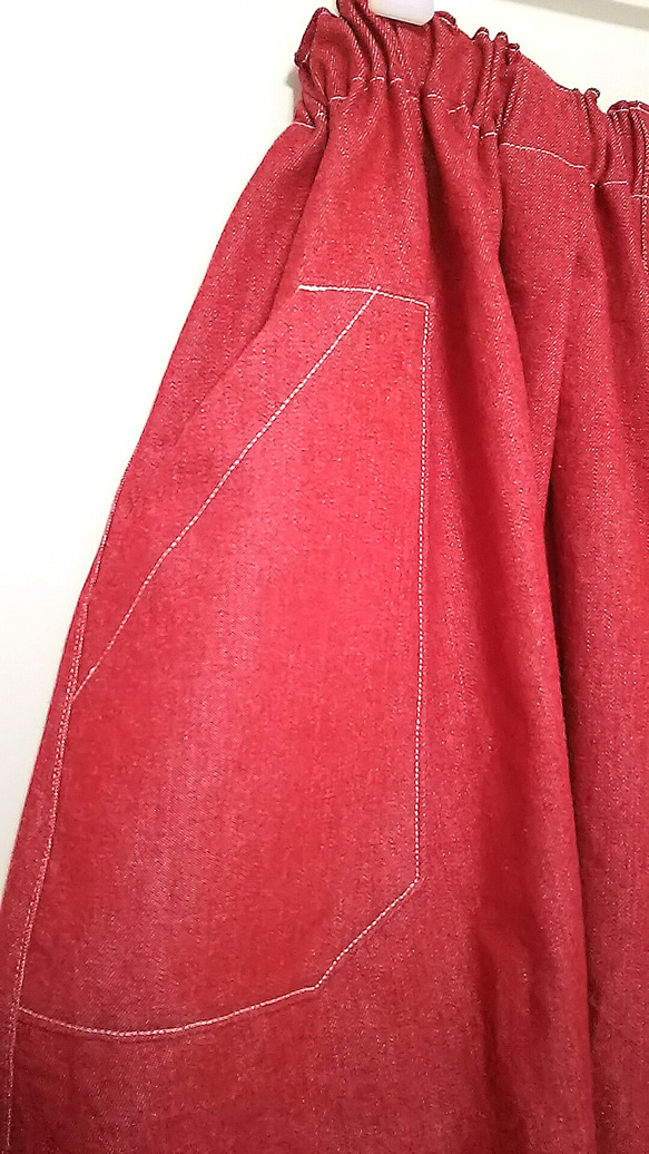赤いデニムのスカート アウトポケット付き オールシーズン着用できます 4枚目の画像