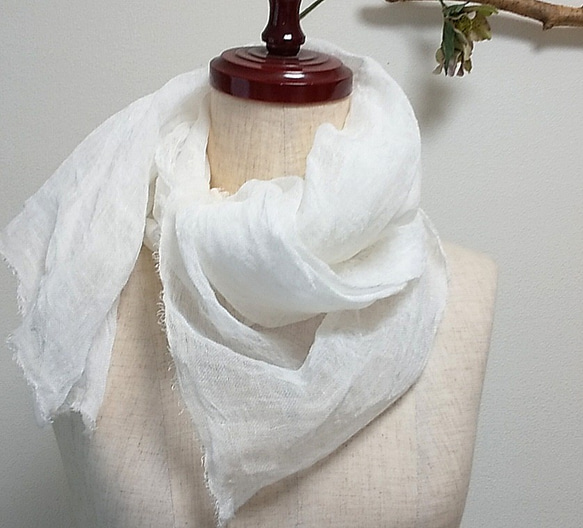 再販軽やかリネンのスカーフ  オフホワイト 3枚目の画像
