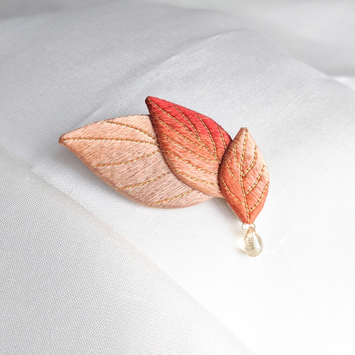 落ち葉重ねのブローチ】 オレンジレッドグラデーション(Lサイズ