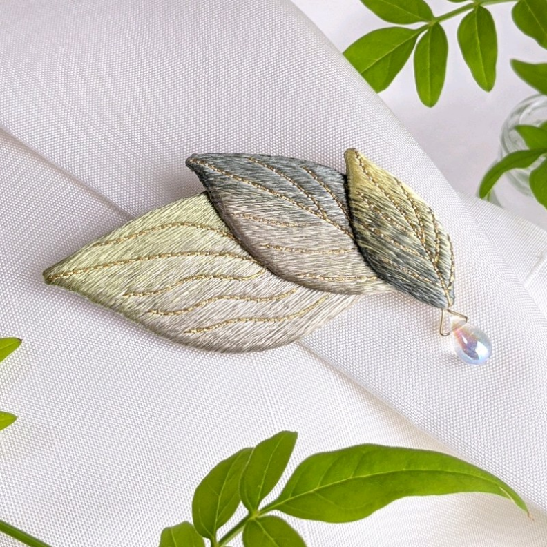 【落ち葉重ねのブローチ】  グリーングラデーション(Lサイズ)