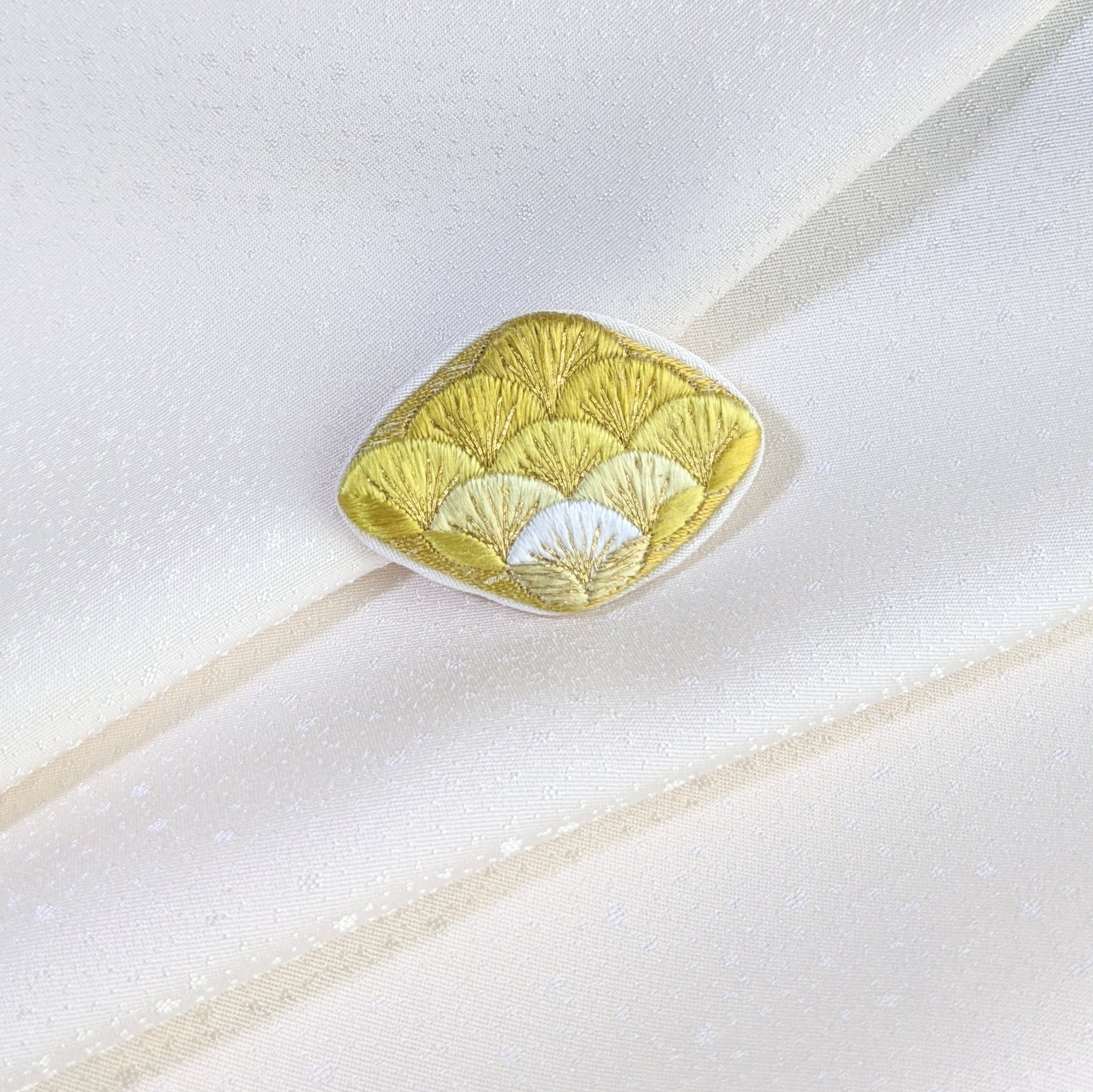 【天然染色 日本刺繍】色かさねのブローチ 刈安の黄色