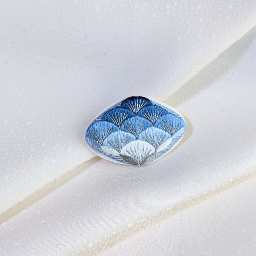 天然染色 日本刺繍】色かさねのブローチ 本藍 ブローチ Lalala