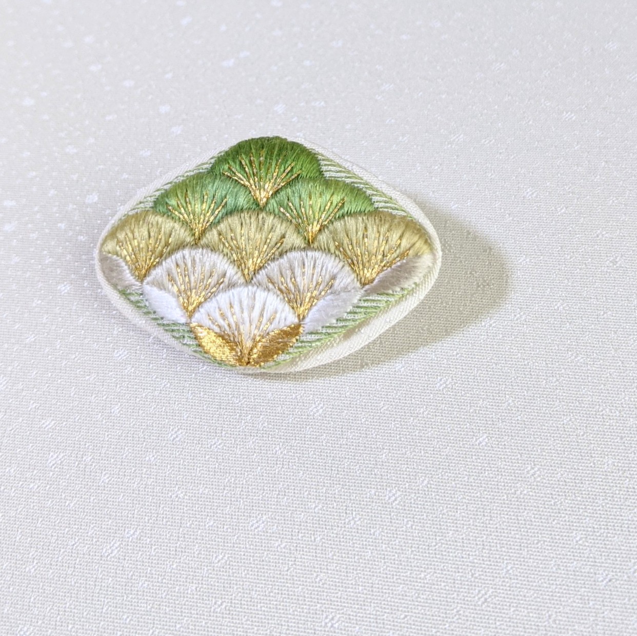 【天然染色 日本刺繍】色かさねのブローチ 若草色