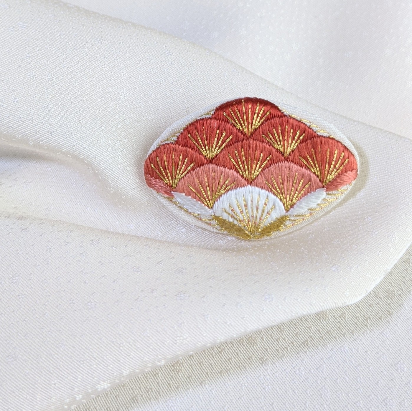 【天然染色 日本刺繍】色かさねのブローチ 茜色