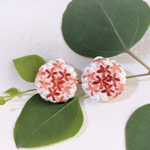 天然染色 日本刺繍】小花を集めたイヤリング 茜色 イヤリング 