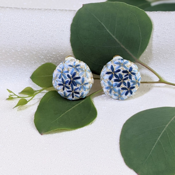 天然染色 日本刺繍】小花を集めたイヤリング 本藍 イヤリング 
