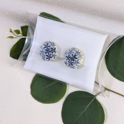 天然染色 日本刺繍】小花を集めたイヤリング 本藍 イヤリング 