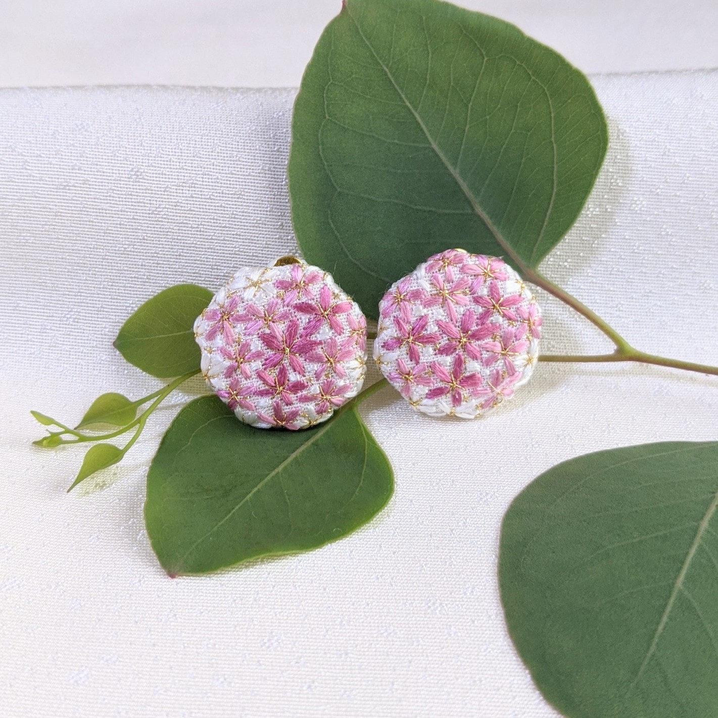 【天然染色 日本刺繍】小花を集めたイヤリング 紅紫色