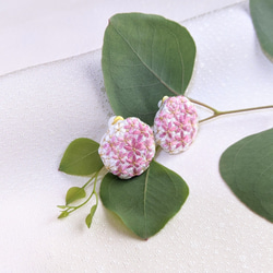【天然染色 日本刺繍】小花を集めたイヤリング 紅紫色 2枚目の画像