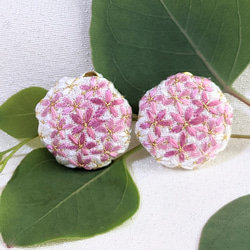 【天然染色 日本刺繍】小花を集めたイヤリング 紅紫色 4枚目の画像