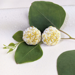 【天然染色 日本刺繍】小花を集めたイヤリング 刈安の黄色 1枚目の画像