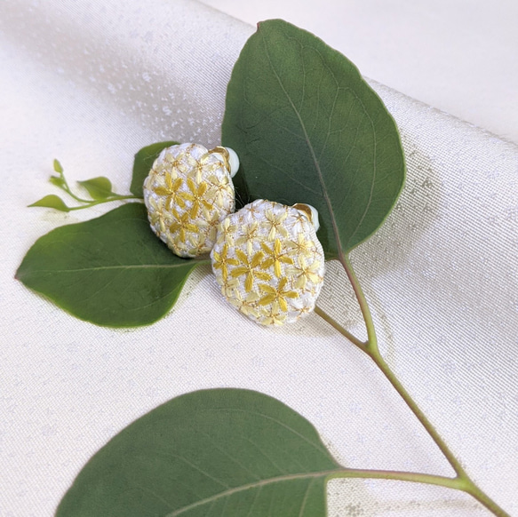 【天然染色 日本刺繍】小花を集めたイヤリング 刈安の黄色 3枚目の画像