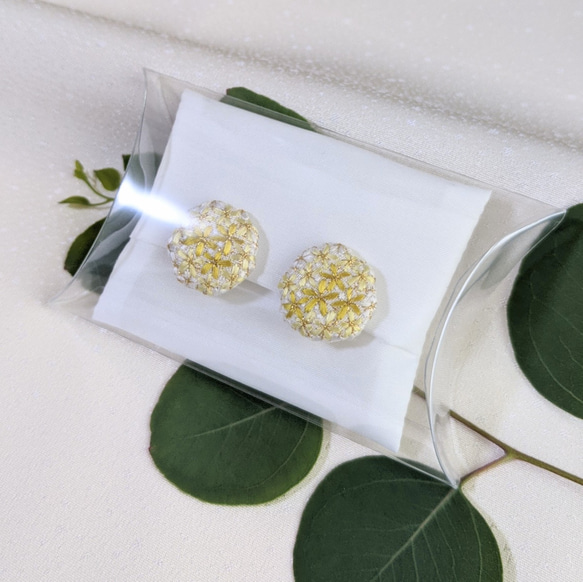 【天然染色 日本刺繍】小花を集めたイヤリング 刈安の黄色 9枚目の画像