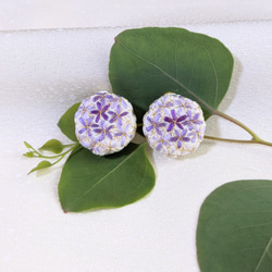 【天然染色 日本刺繍】小花を集めたイヤリング 紫根染め 1枚目の画像
