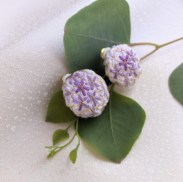 【天然染色 日本刺繍】小花を集めたイヤリング 紫根染め 2枚目の画像
