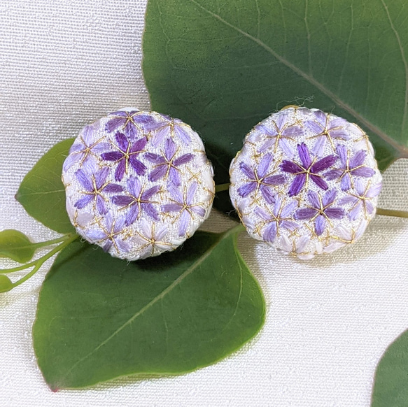 【天然染色 日本刺繍】小花を集めたイヤリング 紫根染め 4枚目の画像