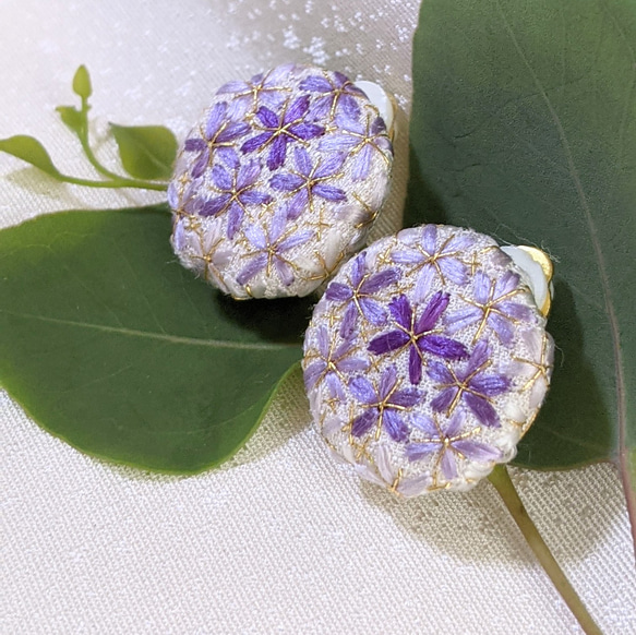 【天然染色 日本刺繍】小花を集めたイヤリング 紫根染め 6枚目の画像