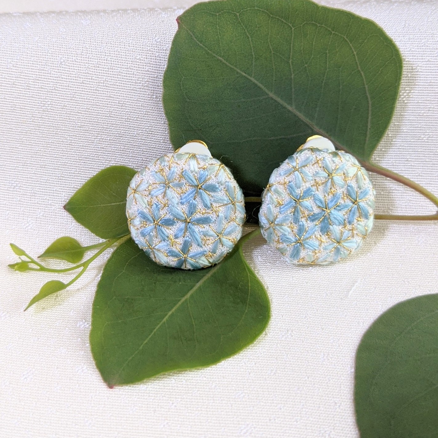 【天然染色 日本刺繍】小花を集めたイヤリング 浅葱色