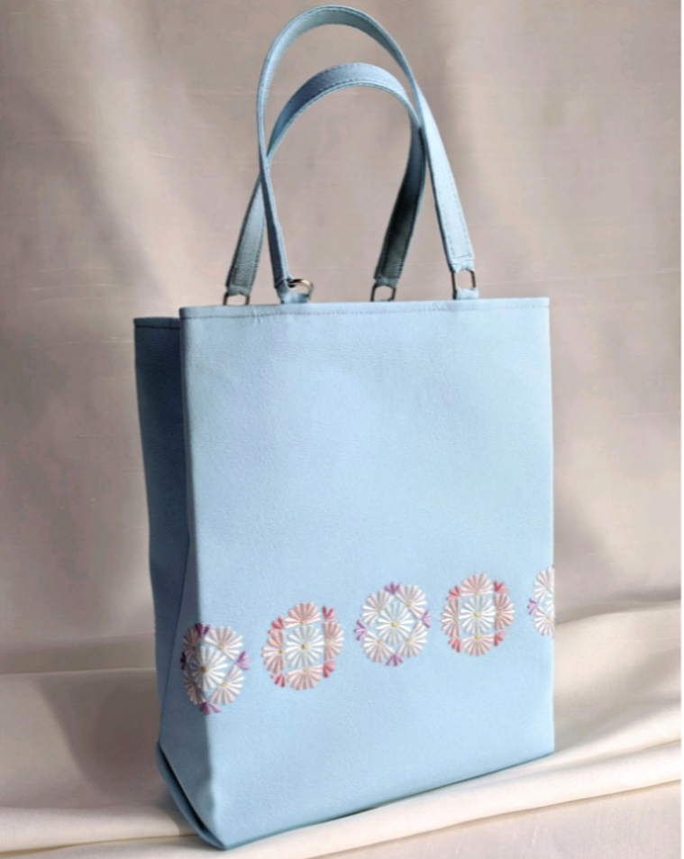 ☆心軽やか!☆日本刺繍のトートバッグ 〜空色に紫苑撫子色の花〜