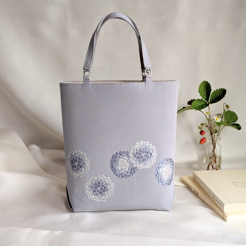 ☆心軽やか!☆日本刺繍のトートバッグ 〜月夜に咲く花〜 トートバッグ