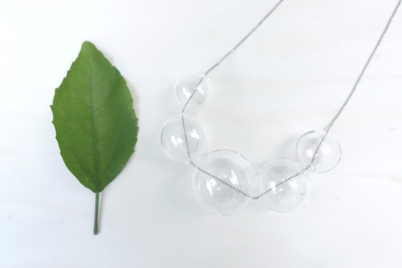 シンプルな風通しの良いガラスビーズのネックレスの勾配（シルバー） 1枚目の画像