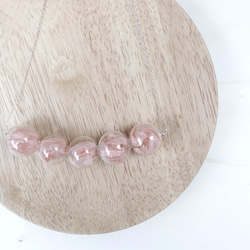 シンプルな風通しの良いシルク点線（桃/ピンク）ガラスビーズのネックレス（シルバー） 1枚目の画像