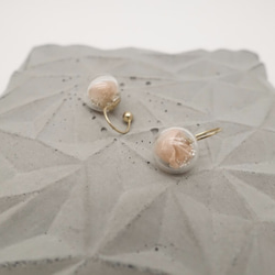 簡約空氣感 粉紅 玻璃珠夾式耳環 (金) 第2張的照片