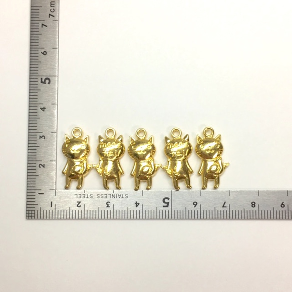 送料84円【５匹セット】めで鯛を抱えた猫さん　ネックレス、キーホルダーに　金々ゴールド　招き猫　鯛 2枚目の画像