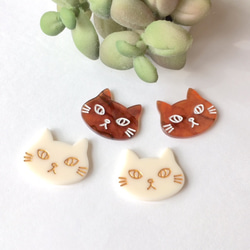 【送料84円／２匹セット】猫の顔のアクリルパーツ（猫　ネコ　ベージュ　白色　アイボリー　イヤリング　ポニーフックなどに　 2枚目の画像