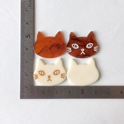 【送料84円／２匹セット】猫の顔のアクリルパーツ（猫　ネコ　ベージュ　白色　アイボリー　イヤリング　ポニーフックなどに　 4枚目の画像