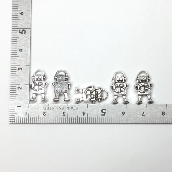 胸にハートの小さなロボット　５個セット（アンティークシルバー／銀古美）ネックレス、イヤリングに。　 3枚目の画像
