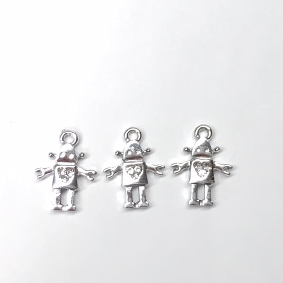 胸にハートの小さなロボット　５個セット（アンティークシルバー／銀古美）ネックレス、イヤリングに。　 4枚目の画像