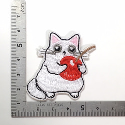 さくらんぼ食べる？白い猫さんのワッペン・アップリケ 2枚目の画像
