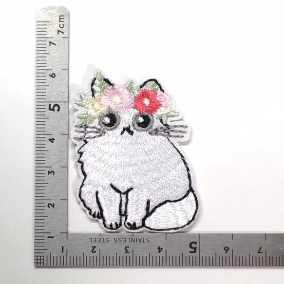 お花の冠でおすまし♪白い猫さんのワッペン・アップリケ 2枚目の画像