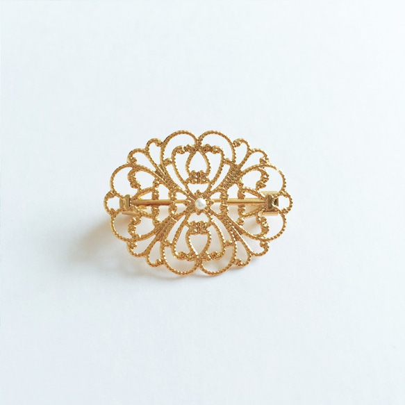Elliptical shape gold color's brooch with an oriental style 第1張的照片