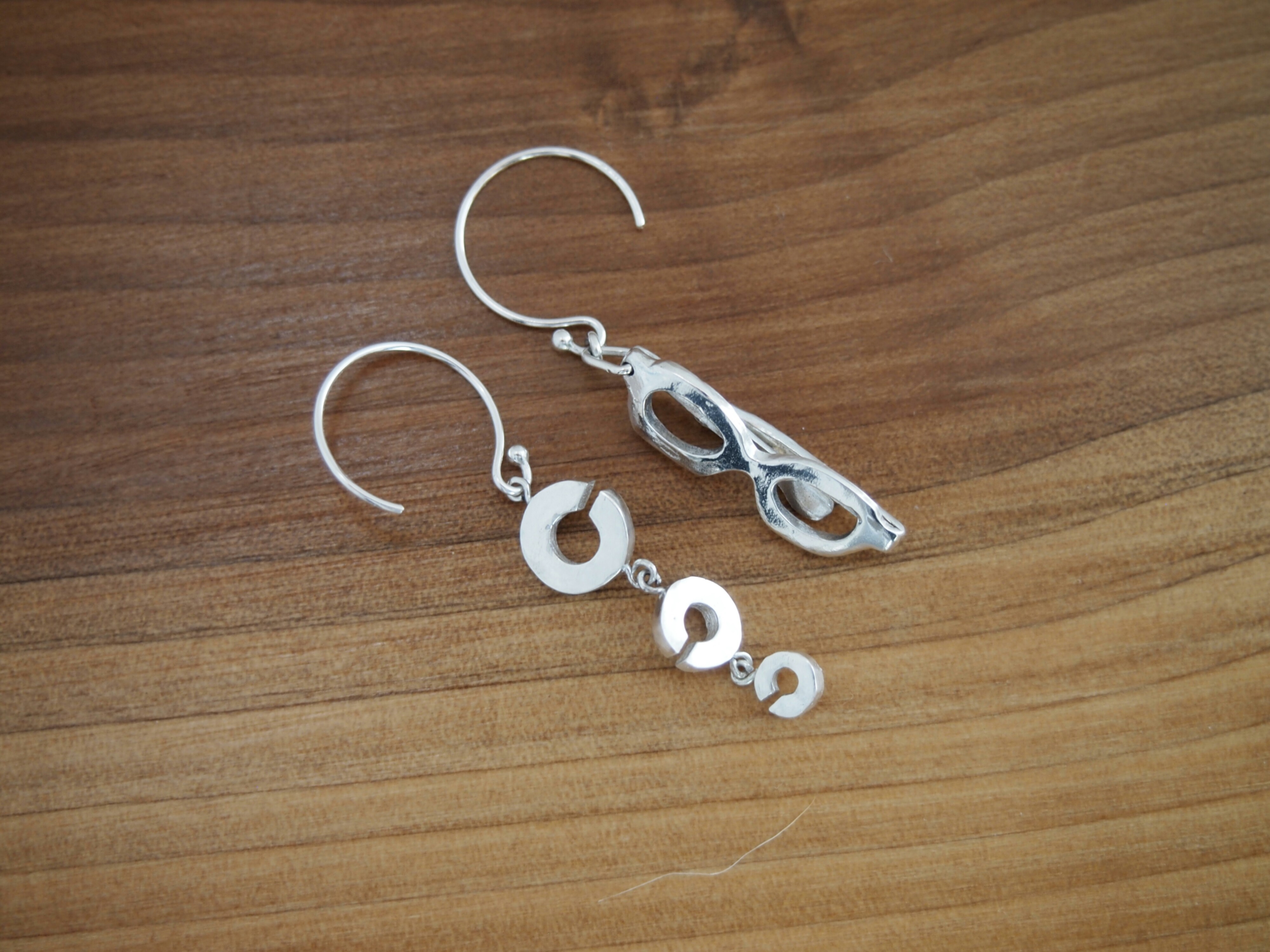 メガネと視力検査のピアス