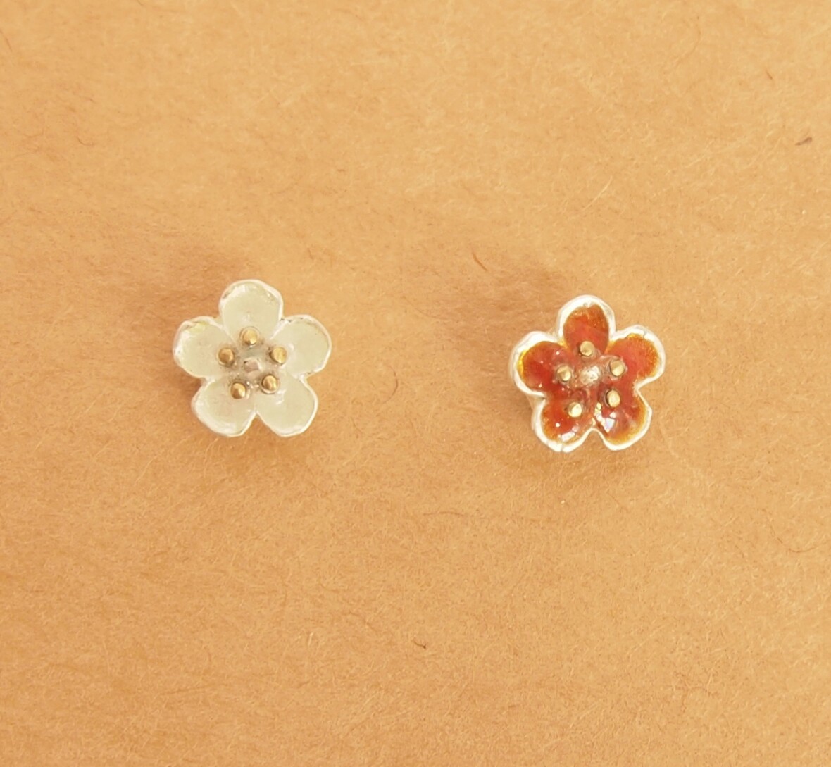 【銀七宝】紅白梅の一輪ピアス