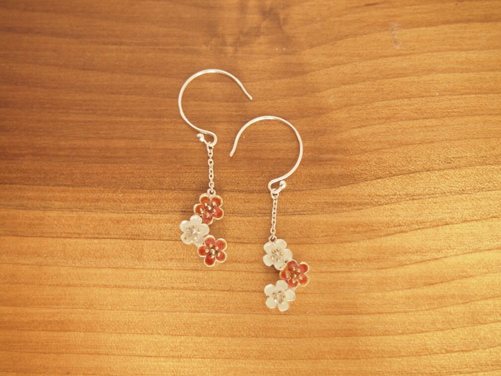 【銀七宝】紅白梅のゆらゆらピアス