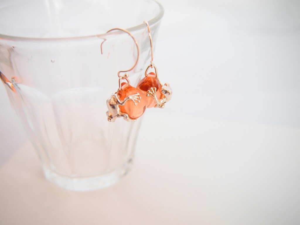 ティアドロップに蛙(桃クリア)