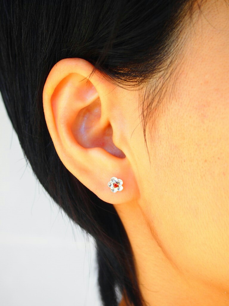 銀梅のピアス(赤芯)