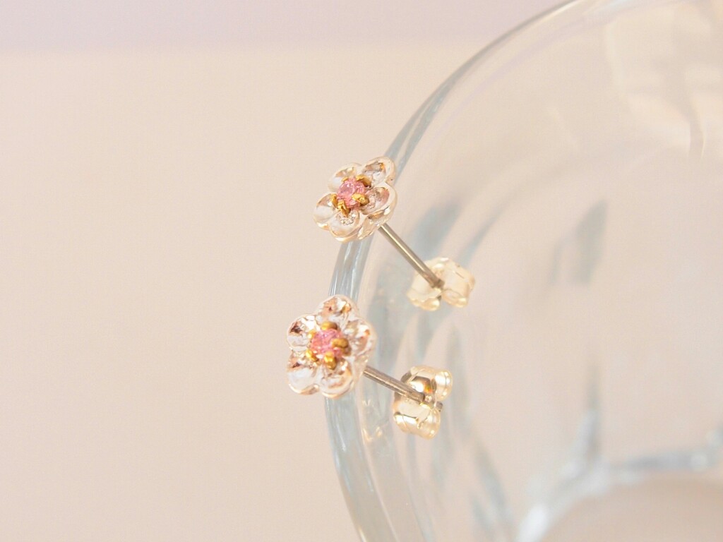 銀梅のピアス(桃芯)