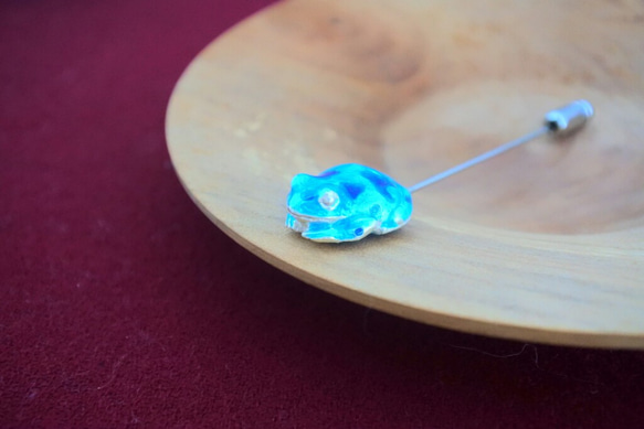 【銀景泰藍】藍蛙帽針（斑紋） 第4張的照片