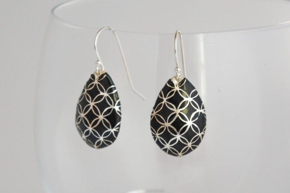 【銀七宝】七宝模様の耳飾り（黒）