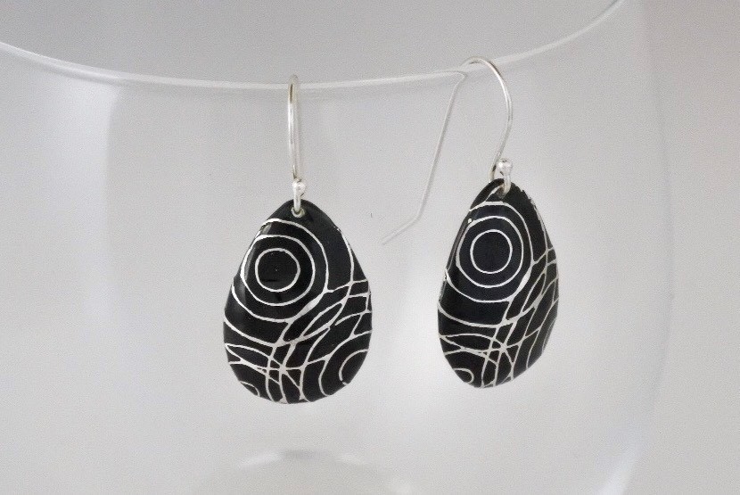 【銀七宝】波紋の耳飾り（黒）